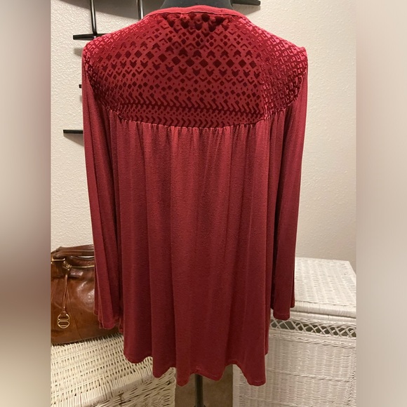 NWOT 89th & Madison burgundy top sz L - velvet pattern on shoulder & 3/4 sleeve - Picture 3 of 6